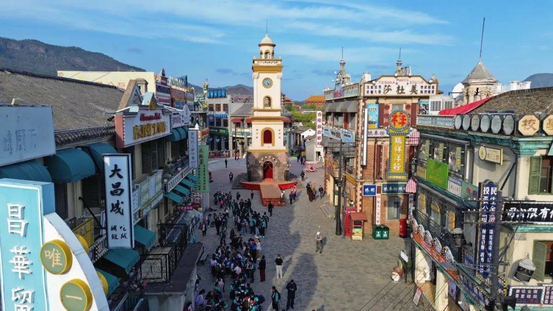 从钟楼开始,一路到皇后像广场,实景电影边演边拍,百乐门演出,"谍战