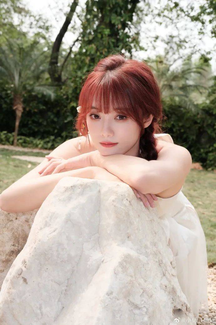 【lpl美女解说】小钰春日旗袍出游,肤白又貌美