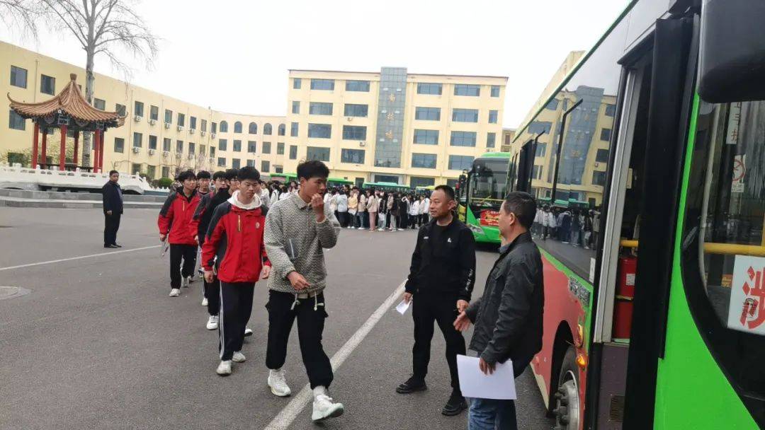 4月2日,随着第一辆高职单招考试专车缓缓到达涉县第二中学,车上的考生