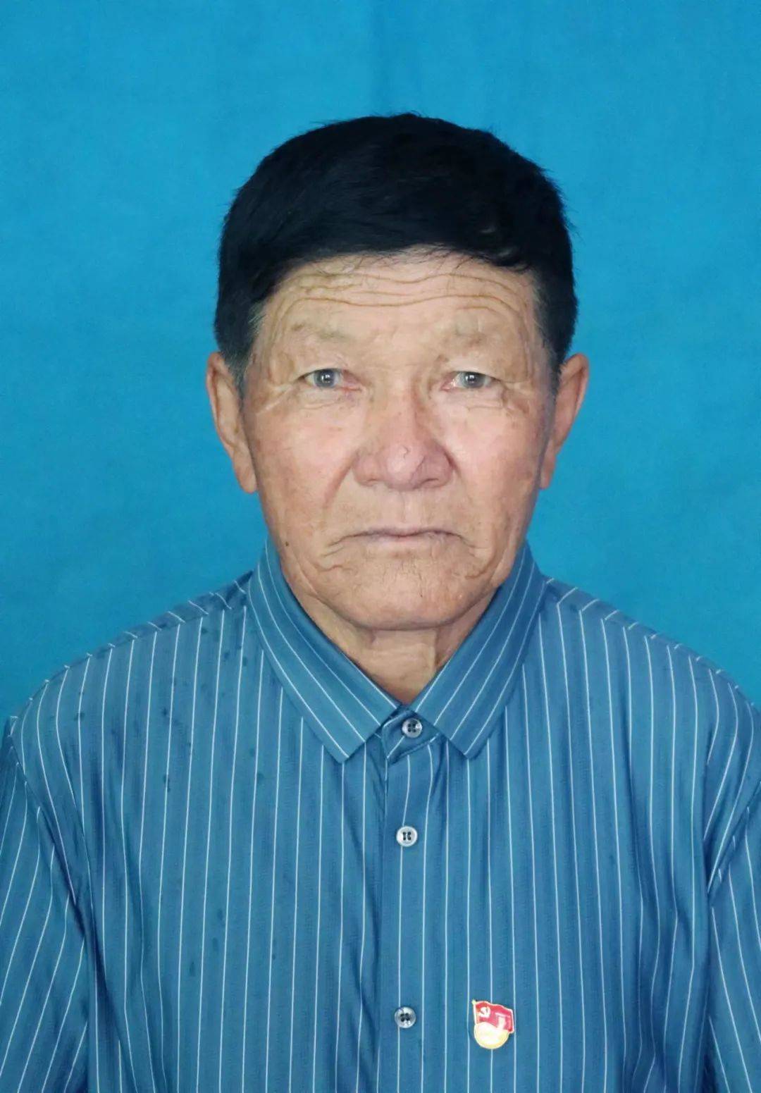 乌力吉,男,蒙古族,1944年9月生,内蒙古自治区锡林郭勒盟苏尼特右旗阿