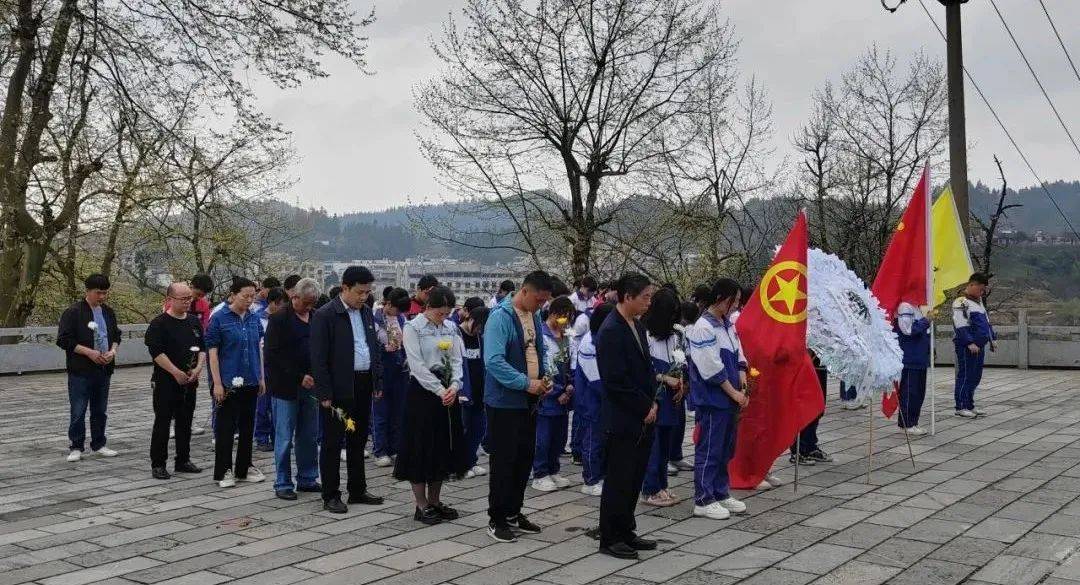 4月1日下午,铜仁市万山区民族中学组织党员教师和团员学生到万山革命