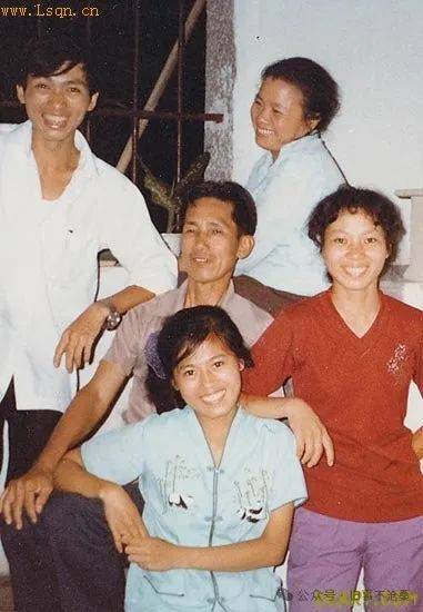 婚纱照1990年 儿子出生1989年 怀孕时在工作的凯达公司门前留影1985年