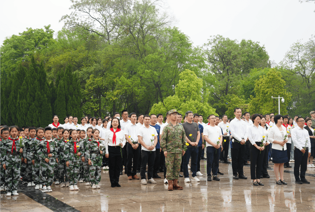 三中红领巾讲解员刘梦佳带领大家学习烈士的英勇事迹革命烈士用鲜血和