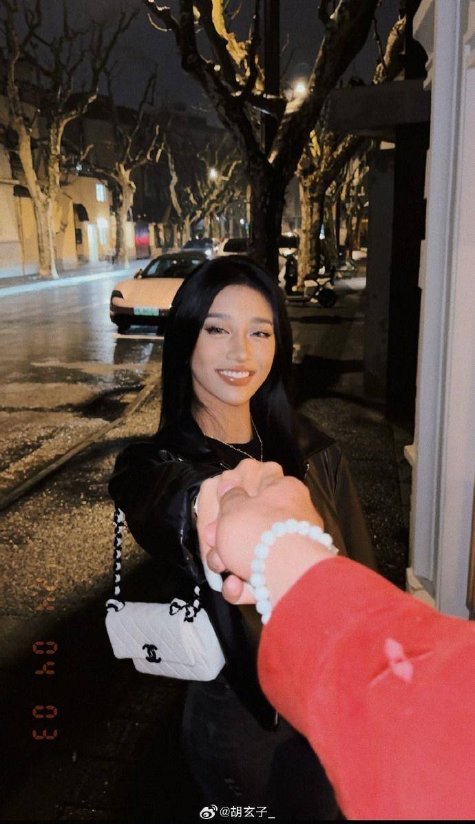 又来撒狗粮啦李添荣女友分享二人的合照