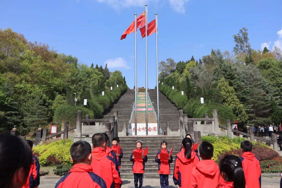 语学校阆中中学附属实验学校东风中学阆中中学为了进一步加强爱国主义