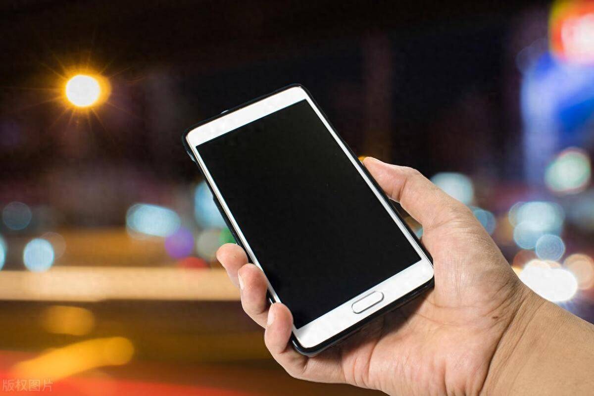 我们买手机，到底是在买什么？品牌、配置还是自我认同？