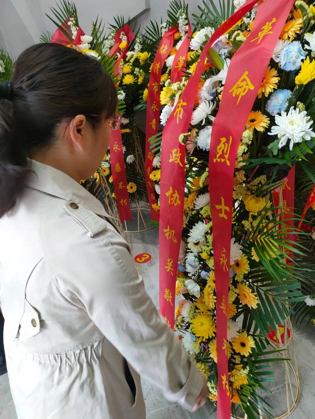 在烈士陵园纪念广场,市政协机关怀着崇敬的心情向革命先烈们敬献花篮