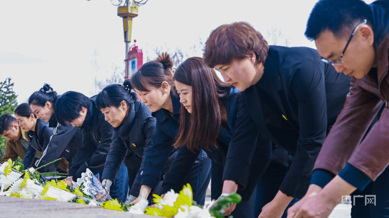 新疆清明祭英烈传承先辈志