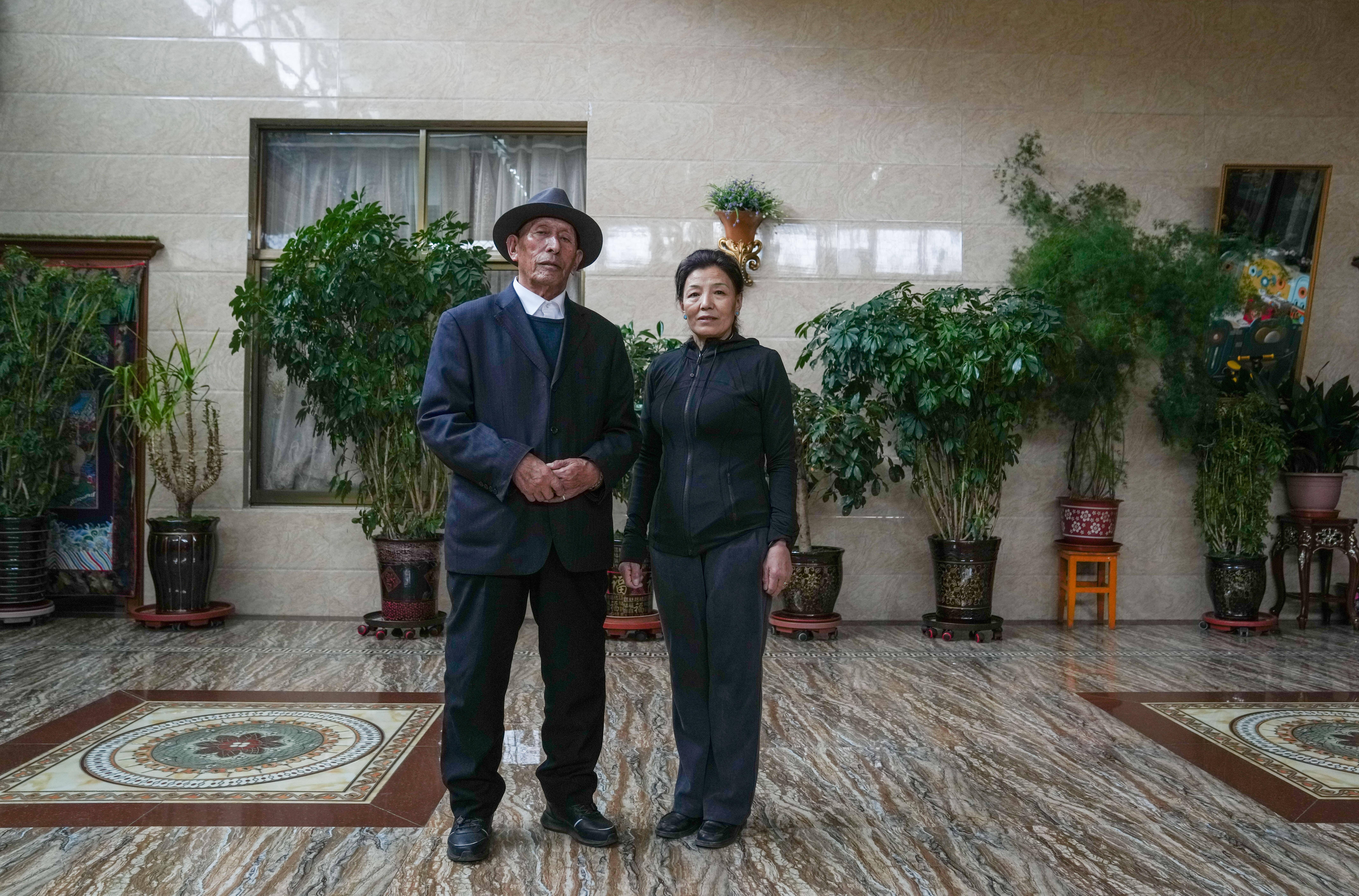 新华社记者 旦增尼玛曲珠 摄洛桑通过手机阅读新闻