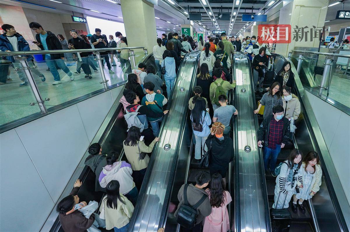 武汉地铁客流量高位平稳运行_江汉路_运力_线路