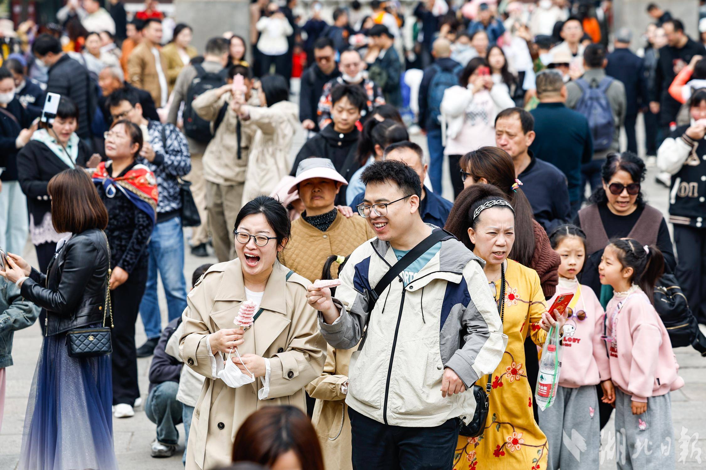 景区的黄鹤楼景区更是游客爆棚,不少外地游客争相在黄鹤楼前打卡拍照
