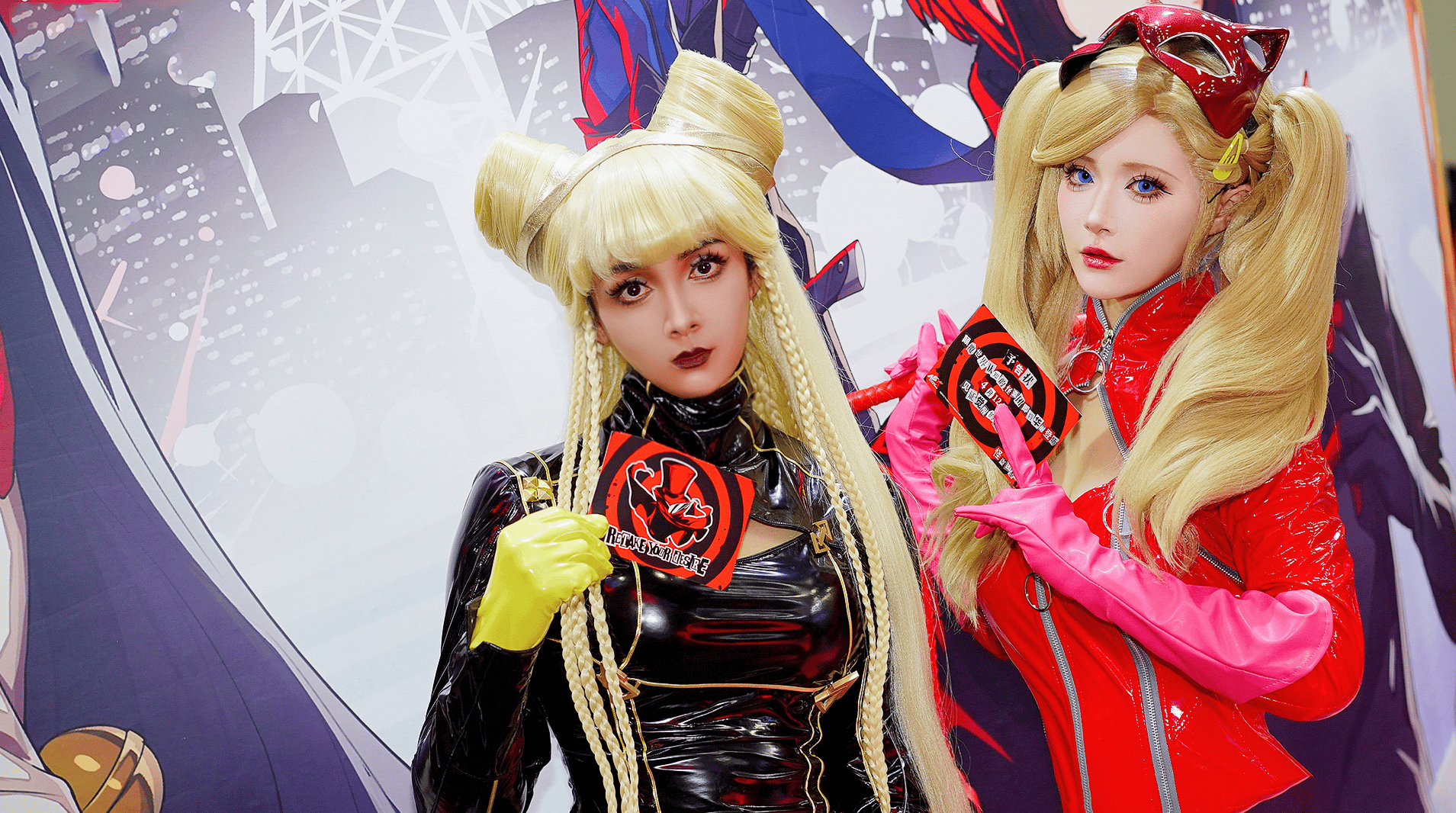 p5x漫展一红一黑紧身皮衣,引众人热议!