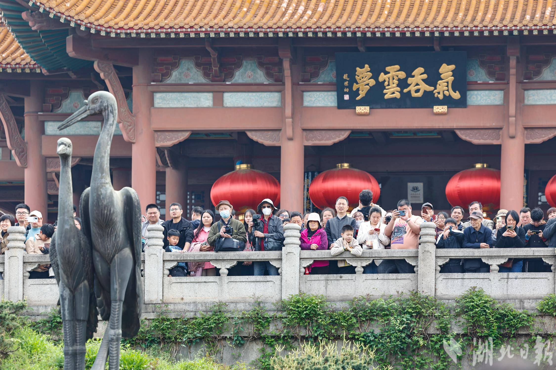 2024年4月5日,清明小长假第二天,在武汉黄鹤楼公园内,前来游玩的游客