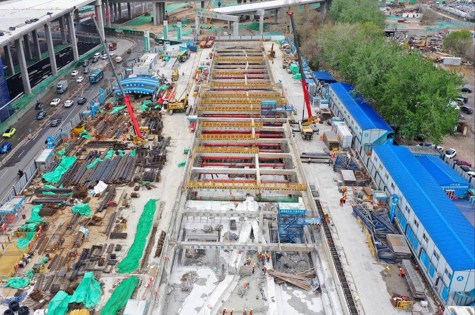 济南地铁7号线最新进展二环北路站大批工人地下施工中