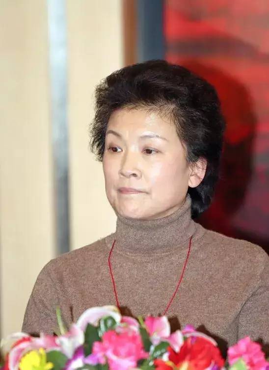 著名演员宋春丽我这辈子最正确的决定就是在61岁高龄做了妈妈