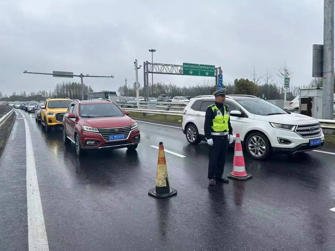 上海警方多举措护航返程高峰车流