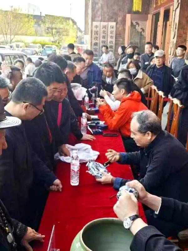 陈树威老师应邀到雄安北白沟古玩城作公益鉴宝场面火爆