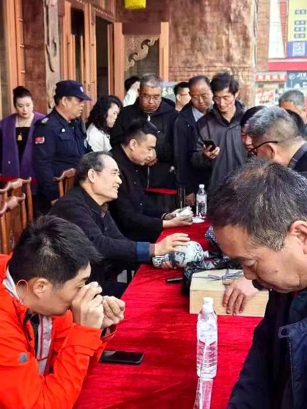 陈树威老师应邀到雄安北白沟古玩城作公益鉴宝场面火爆