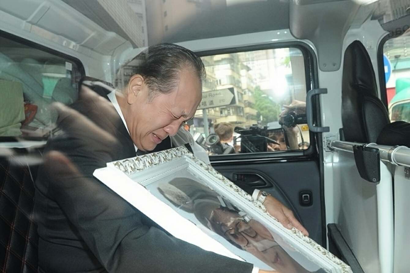 tvb老戏骨郭锋复出拍剧两鬓斑白显沧桑爱妻患癌离世深受打击