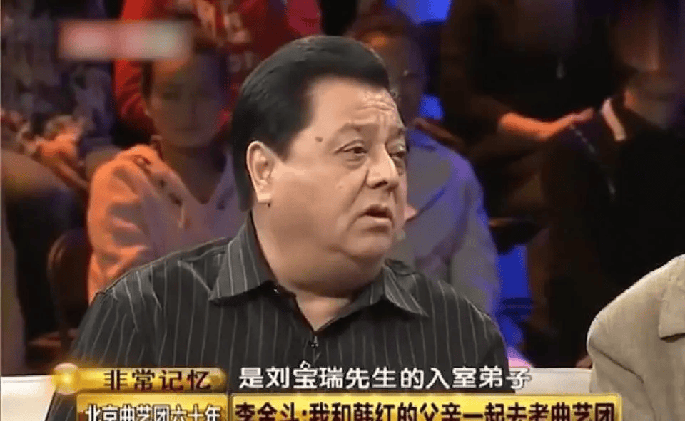 她的父亲韩德江,自幼便师从著名相声大师刘宝瑞,成为其尊贵的"关门