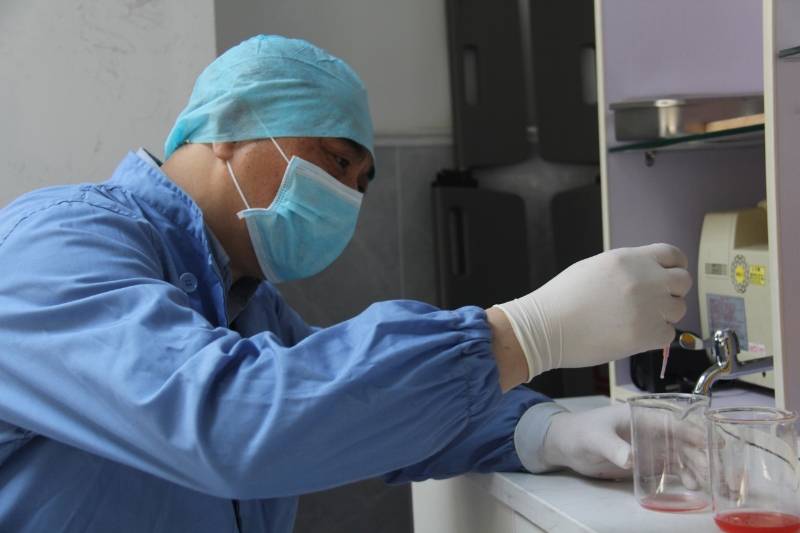 查庆国在工作有位新招进来的女大学生,最初被分到"礼厅",后来转到女子