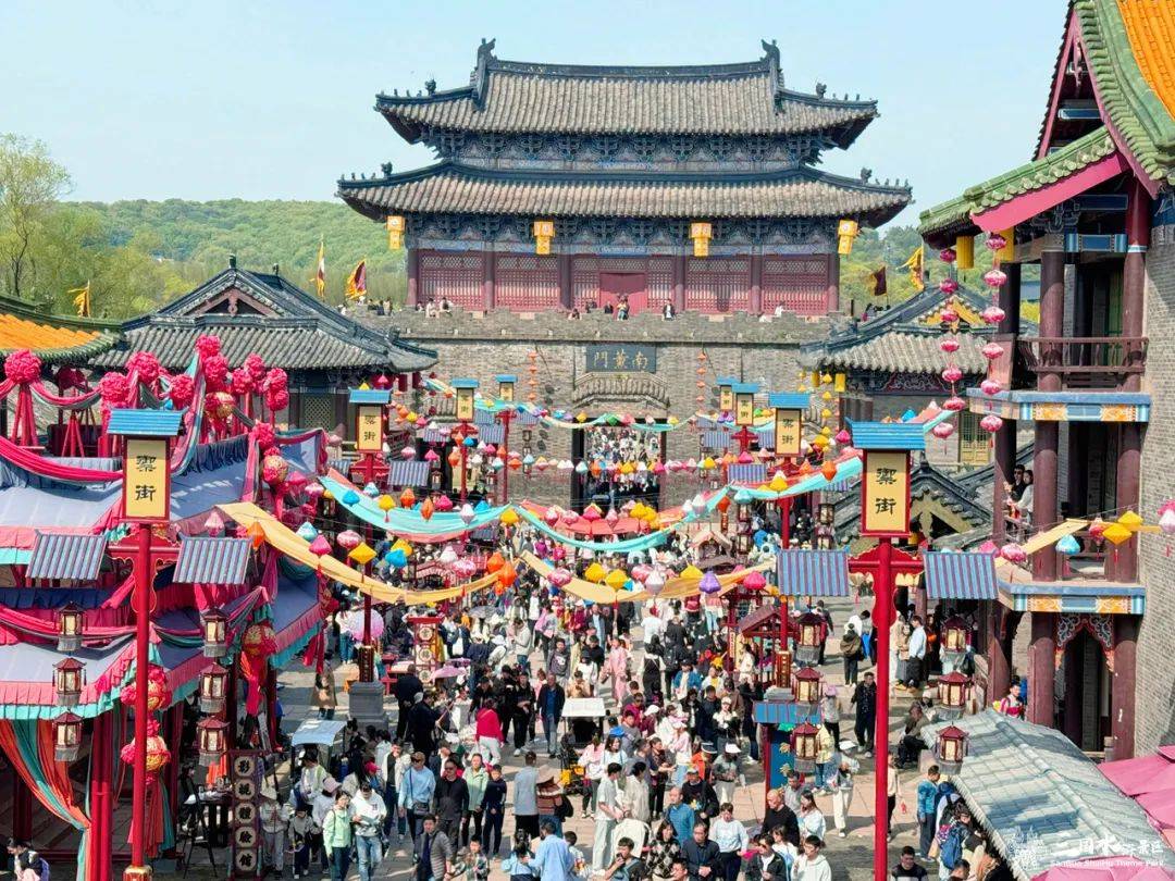 风起清明踏春而行三国水浒景区人气爆棚