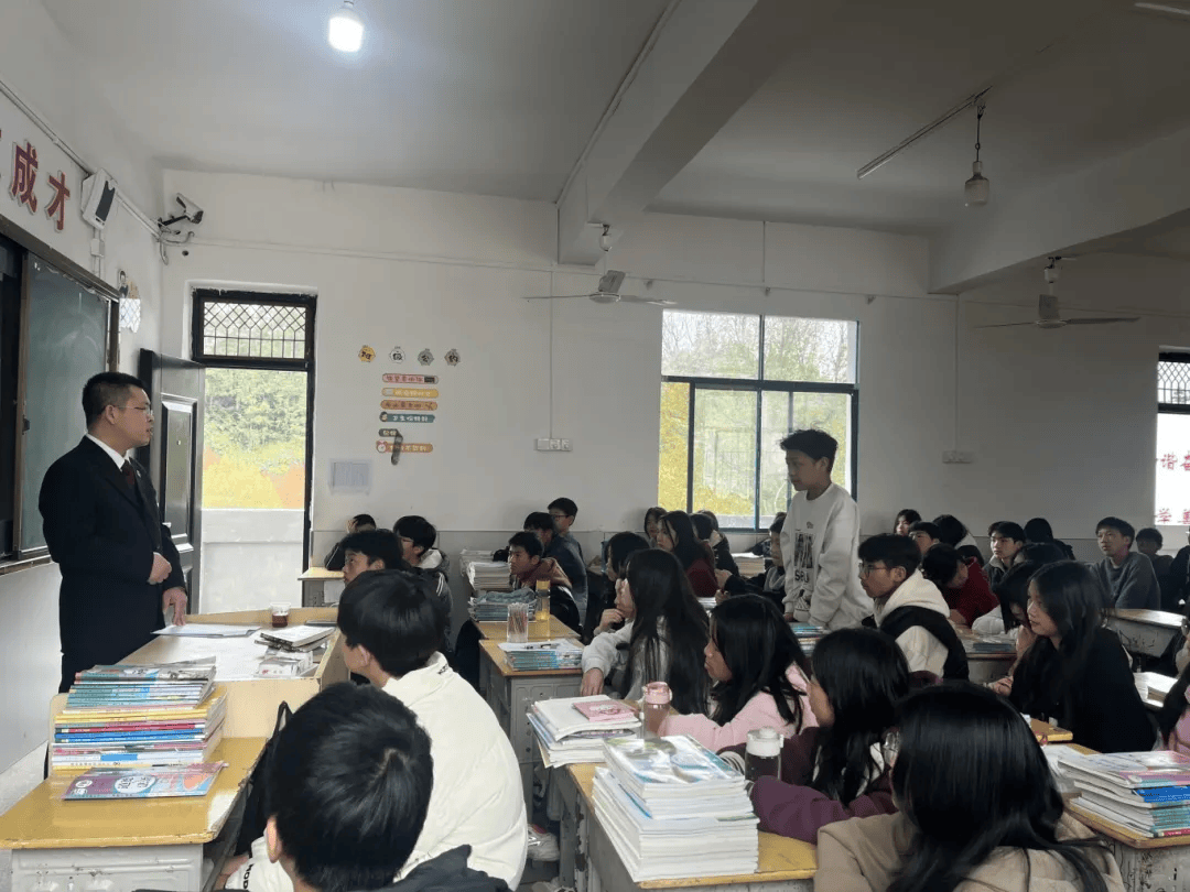 田墩中学为了让学生从小掌握与自己切身安全密切相关的交通安全知识