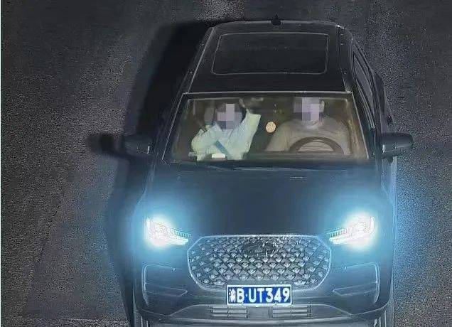 03未按导向标线行驶01车牌号:川b0rv9502车牌号:川b032pb03车牌号:川