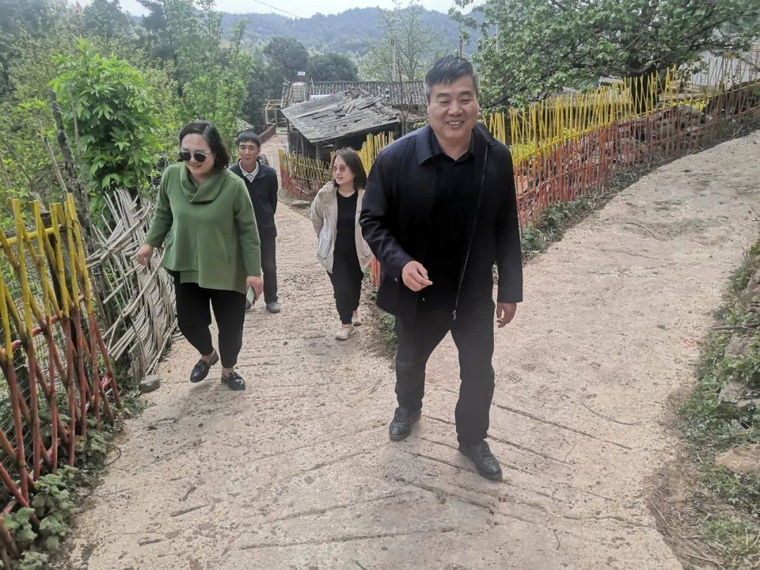 大姚县政协住昙华乡政协委员活动组开展婚育新风进彝家主题活动