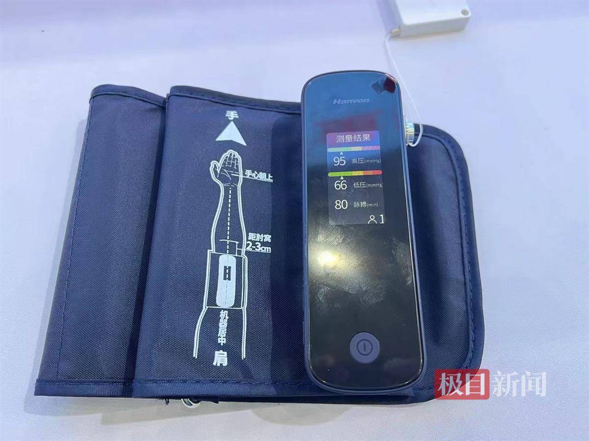 健博会上高科技产品吸引市民体验_测量_血压计_电子