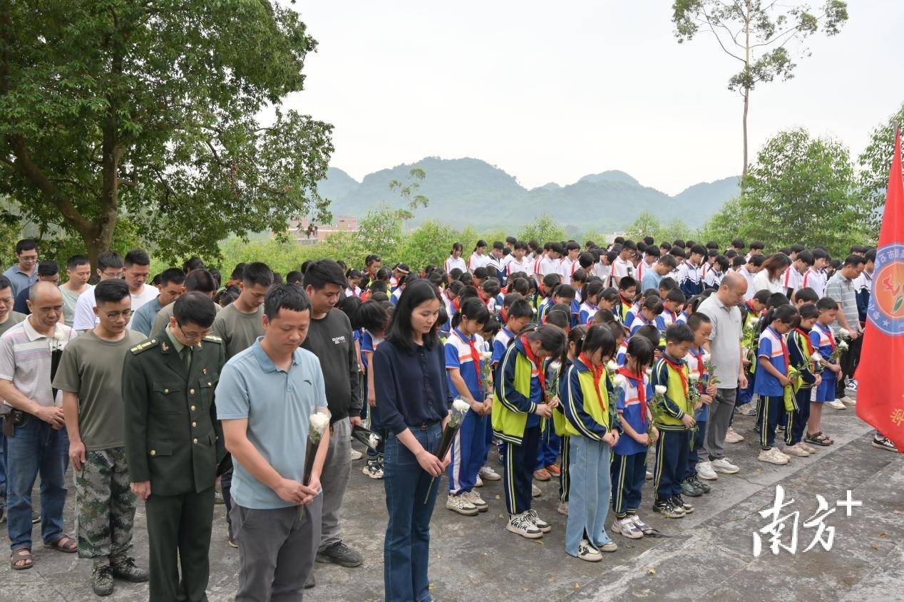 退役军人代表,"双百"社工,黄花中学师生代表等在黄花镇革命烈士陵园