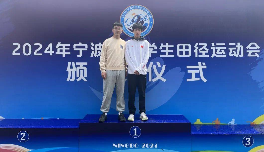 邱启航与教练▲王静雅,初中女子组跳高冠军,三级跳远亚军▲叶路依