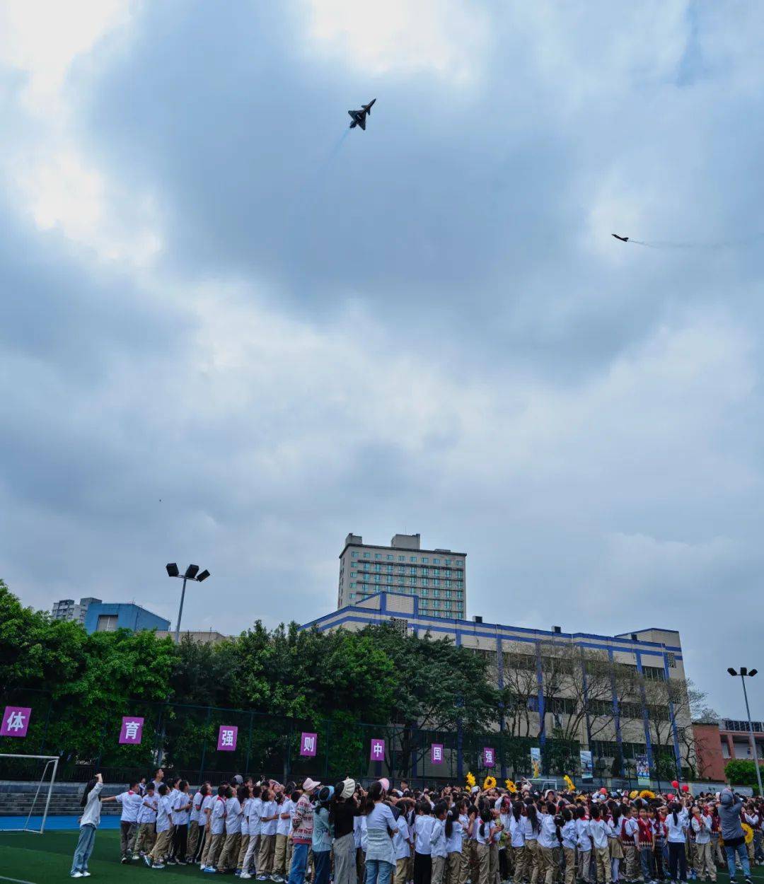 无人机表演火焰掌展示上桥南开小学科技节创意满满