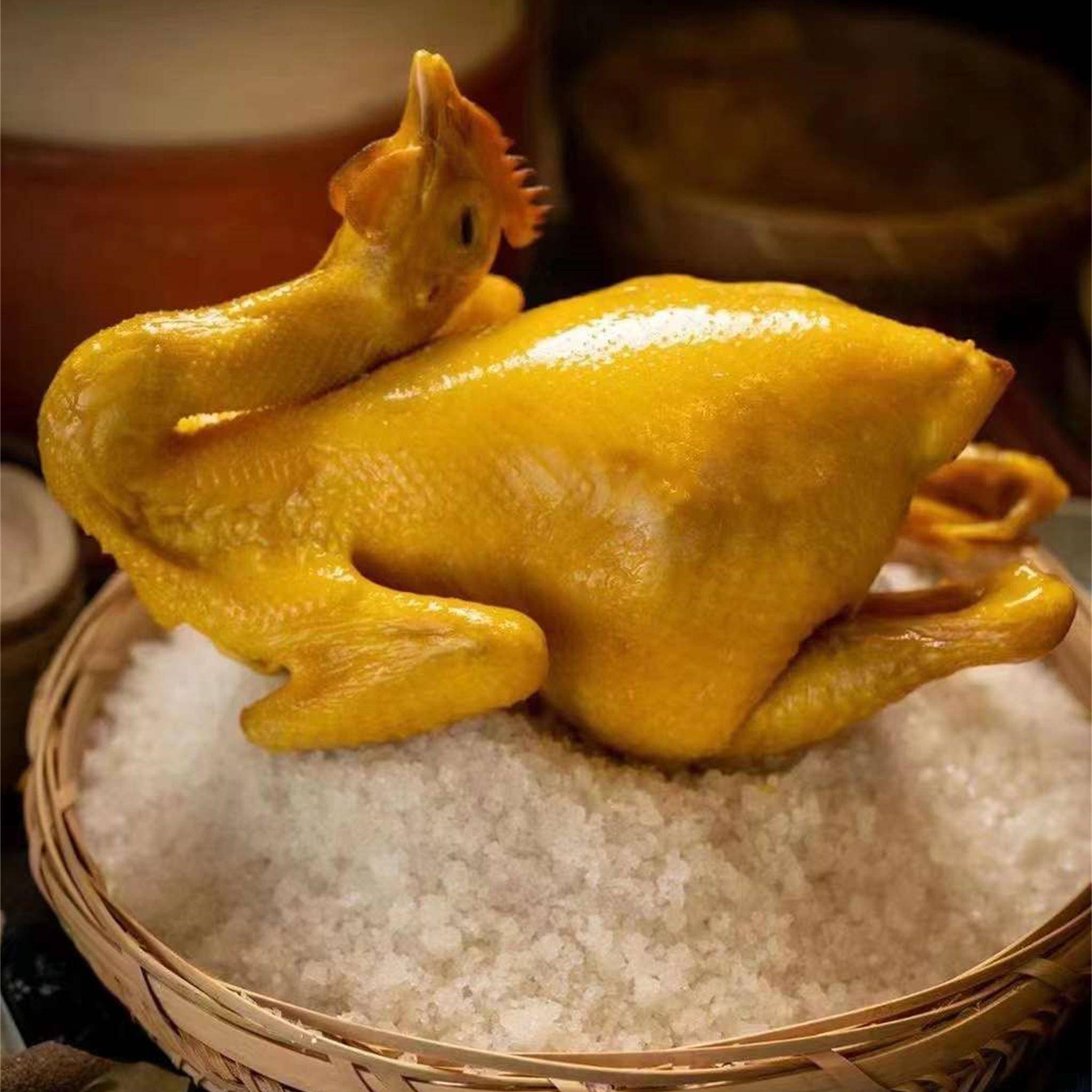 东江盐焗鸡:东江盐焗鸡是广东河源的一道传统名菜,也是客家菜系中的