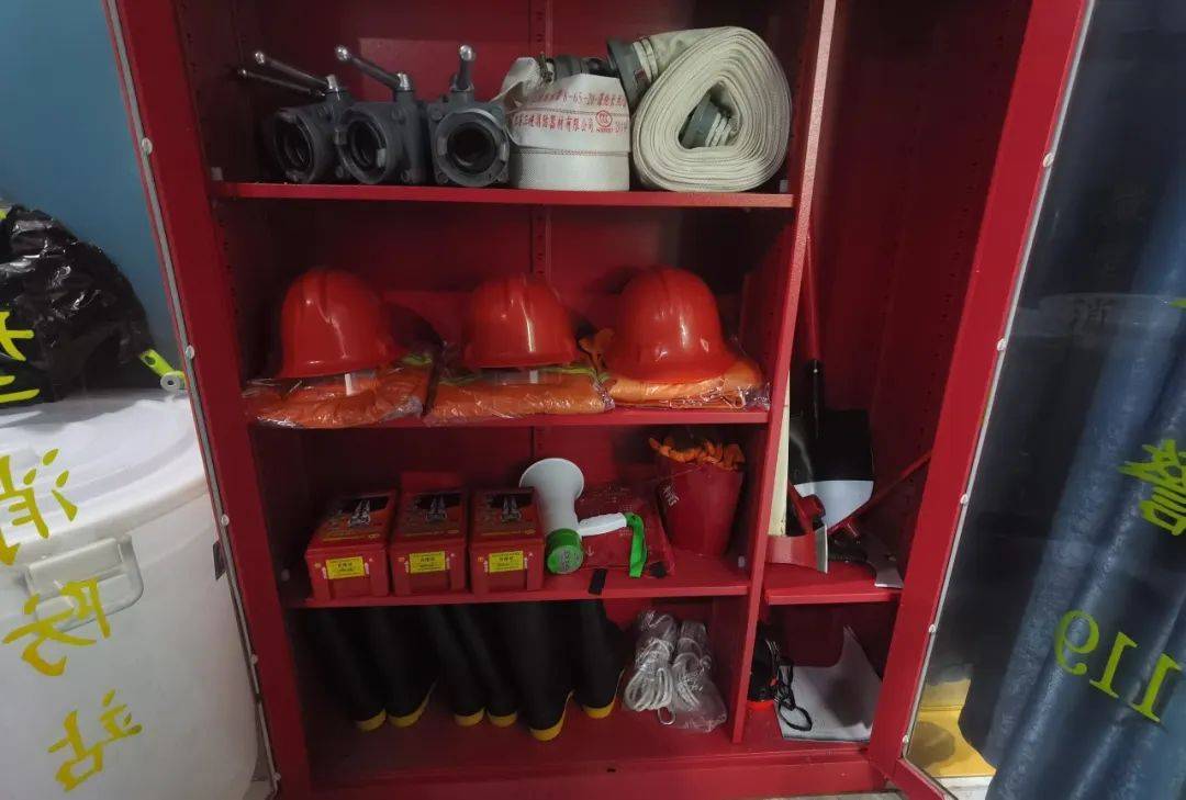 贴花车间和办公楼增设应急照明和疏散指示标志隐患问题:地址:隆昌市