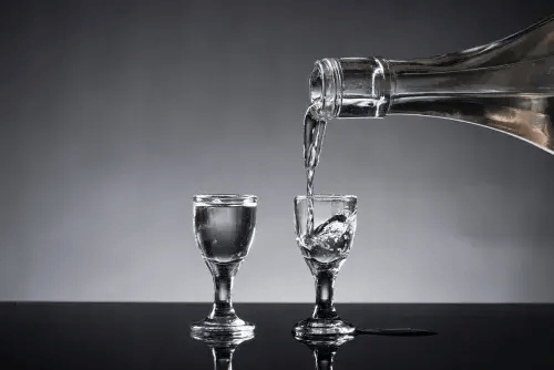 嗅一嗅,窖香浓烈酒香化作丝带将人包围品一品,绵甜甘冽余波酒的佳酿