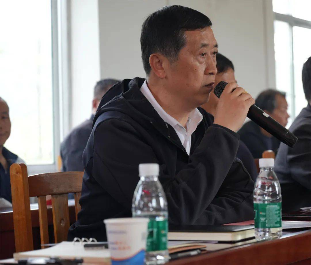 最后,县委政法委负责日常工作的副书记欧建刚作总结讲话,向在座的能人