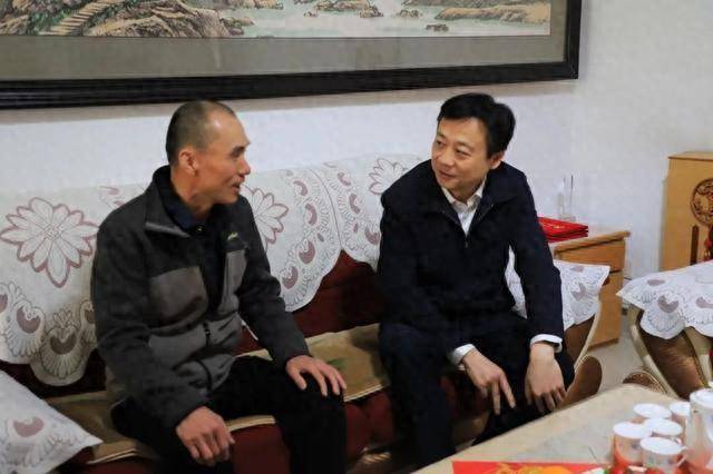 郭飞走访慰问见义勇为人员