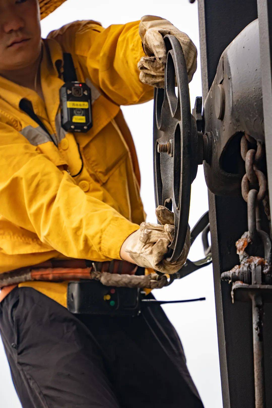 手套就是他们的护盾还是摘接风管无论是提车钩,拧动人力制动机闸盘