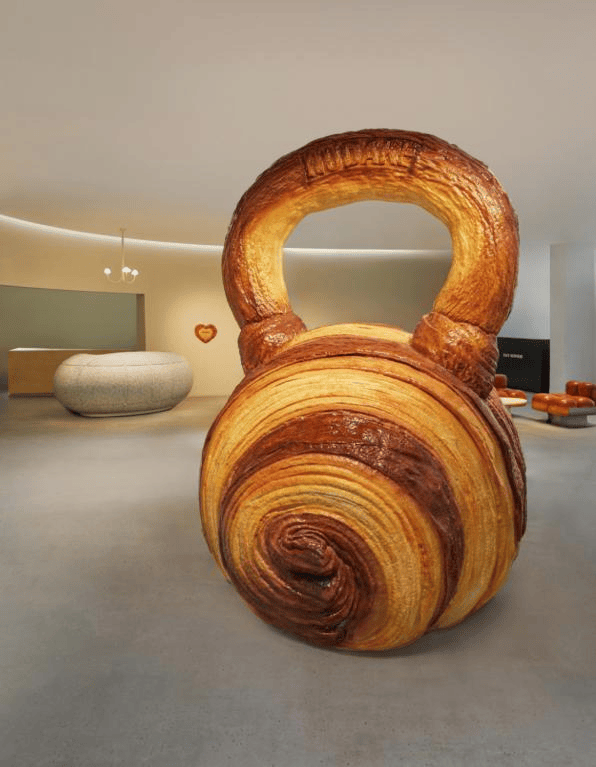 可颂后,上海有机构将巨型可颂搬进健身房办成展览,除了吸引游人打卡外