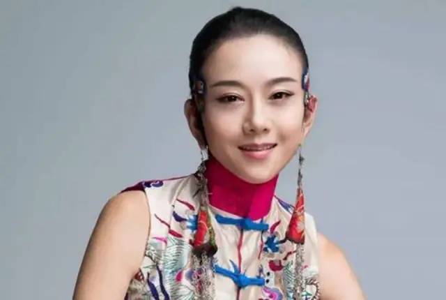 杨丽萍仙气全无指甲也剪了常年吃花瓣水今62岁拄拐杖出行