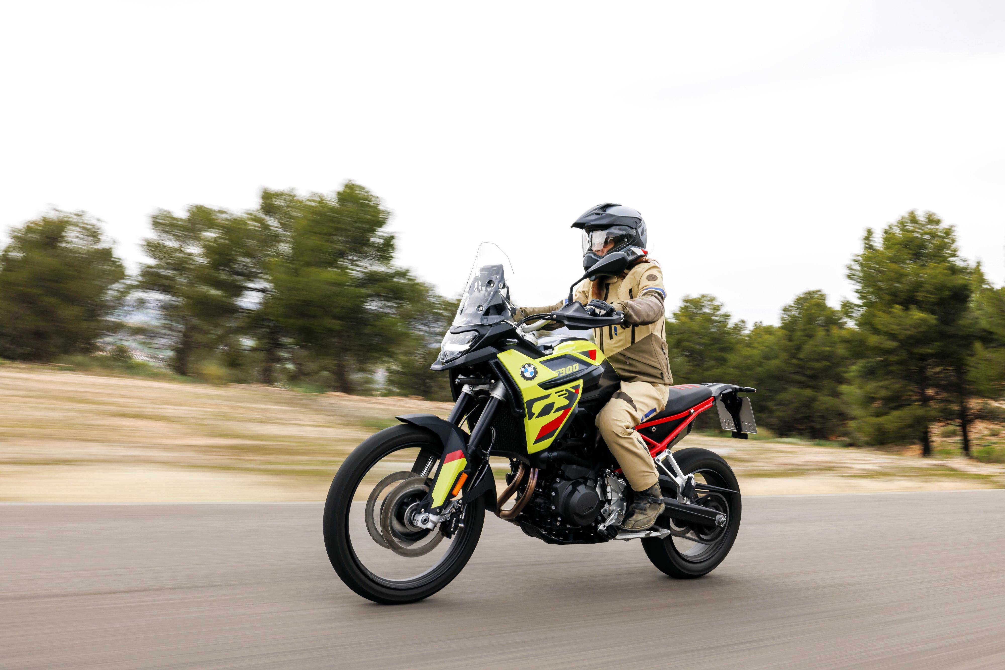 户外特写:宝马摩托 2024 新探险车 f 900 gs(3)公路篇_搜狐汽车_搜狐
