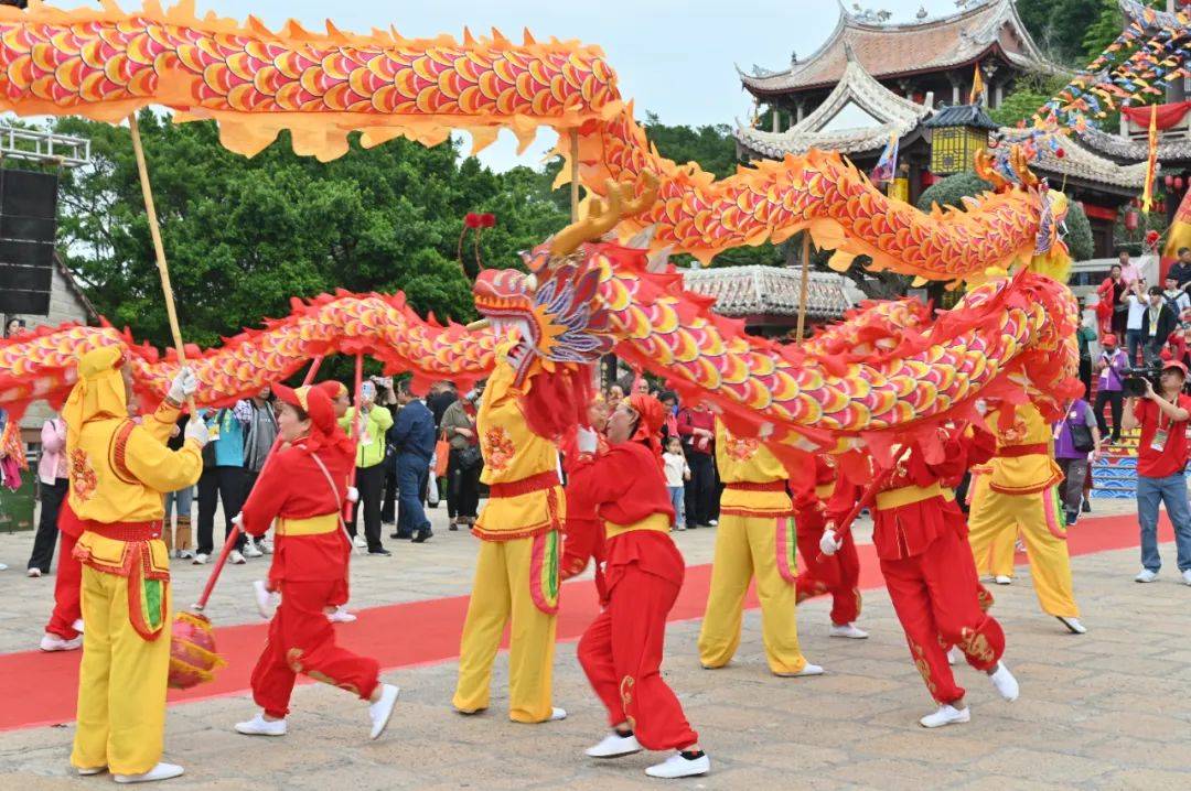 自远古的图腾崇拜是中国传统文化中一颗璀璨的明珠舞龙又称龙舞舞龙
