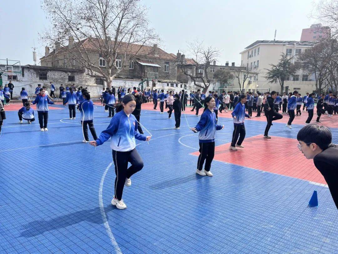 以体育人跳动青春绳彩飞扬青岛第七中学成功举办校长杯春季跳绳比赛