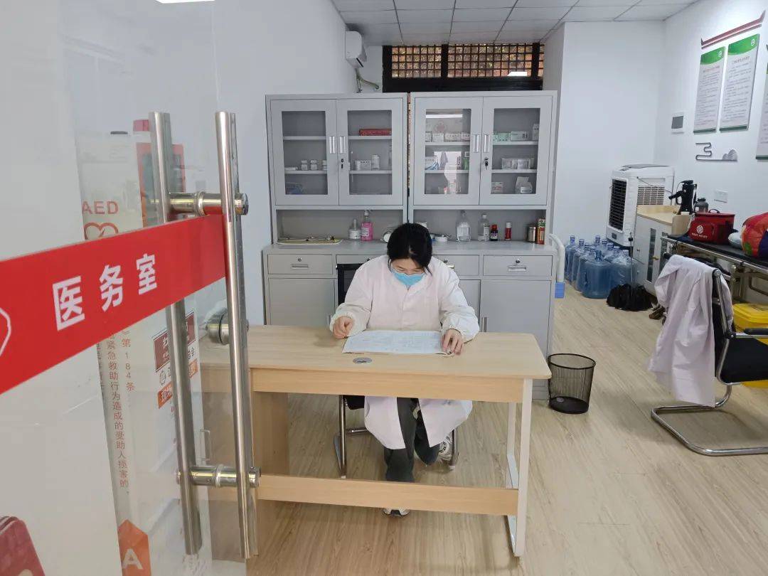 在石鼓寺党员服务驿站,中庵平台党员服务驿站内,景区设立了医务室