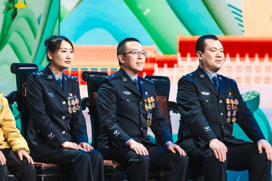 因加入了体现国家标识的五星元素,新版外国人永久居留身份证被称为"