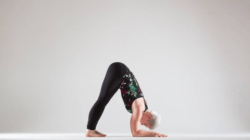 动作11-13动态练习5-8次再次回到斜板式吸气,双手推地屈双肘回到平板