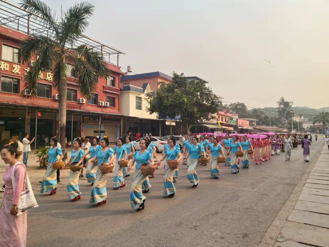勐腊交警为捧镇欢度傣历1386新年节活动保驾护航