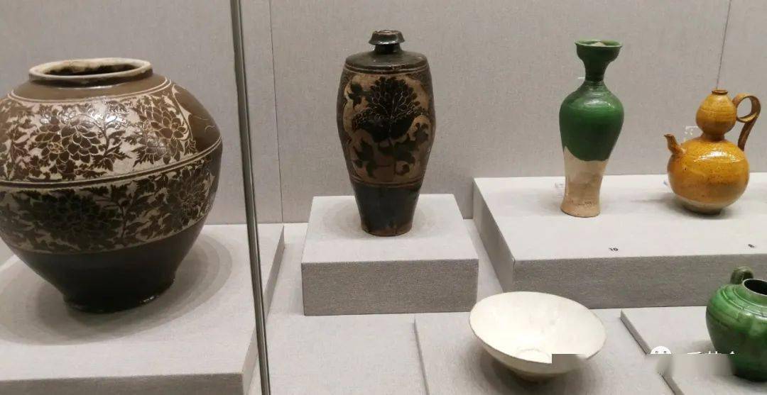 化妆土花草纹瓶(上右)当阳峪窑白釉剔划化妆土缠枝菊纹缸(上左)吉州窑