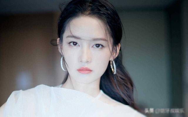 杨洋的6位绯闻女友最大36岁最小24岁一个比一个年轻